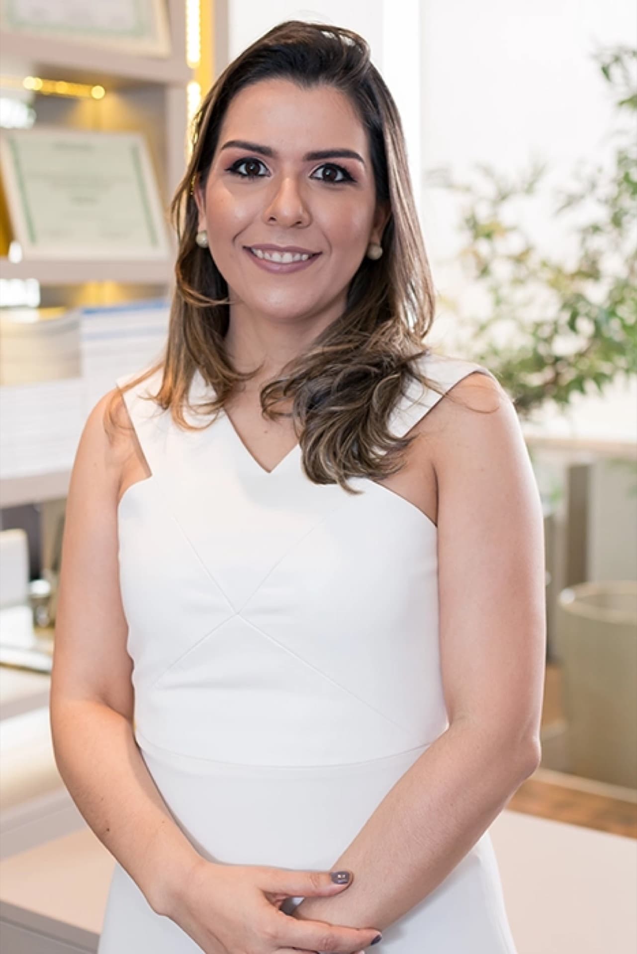 Dra. Denise Feniman, médica cirurgiã vascular, em seu consultório em Londrina
