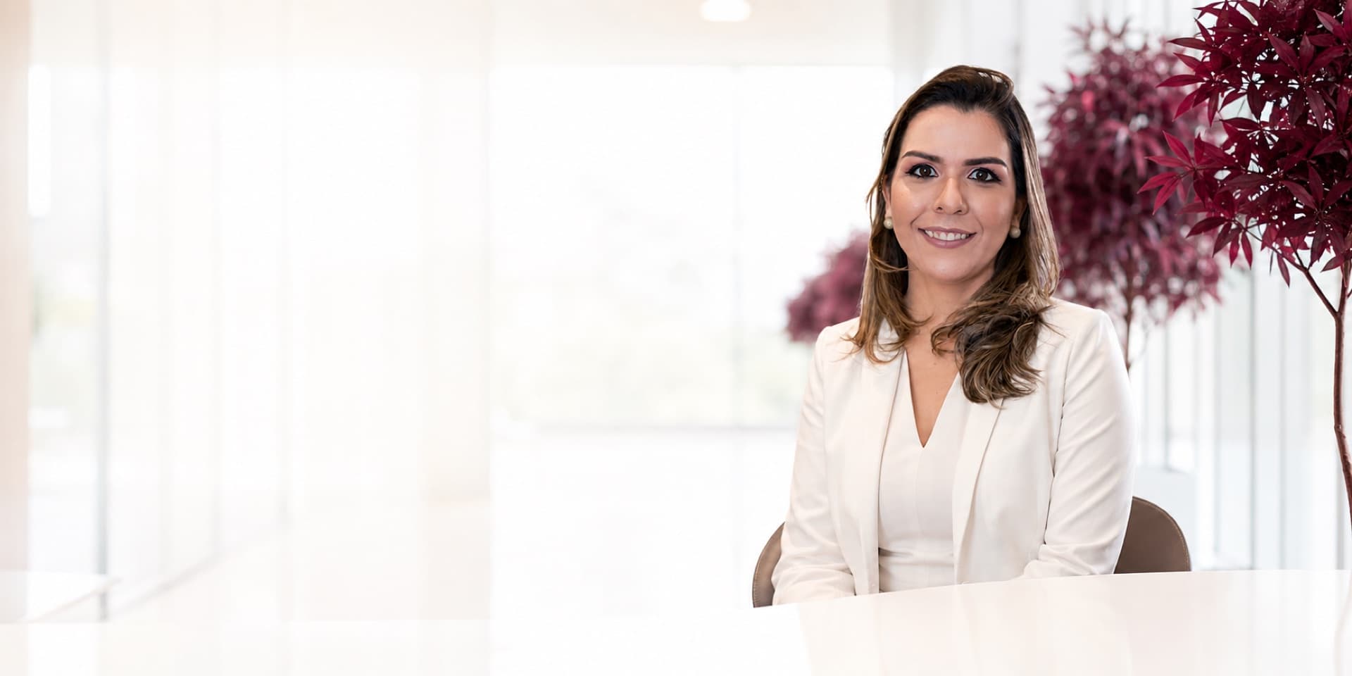 Dra. Denise Feniman, médica cirurgiã vascular, em seu consultório em Londrina